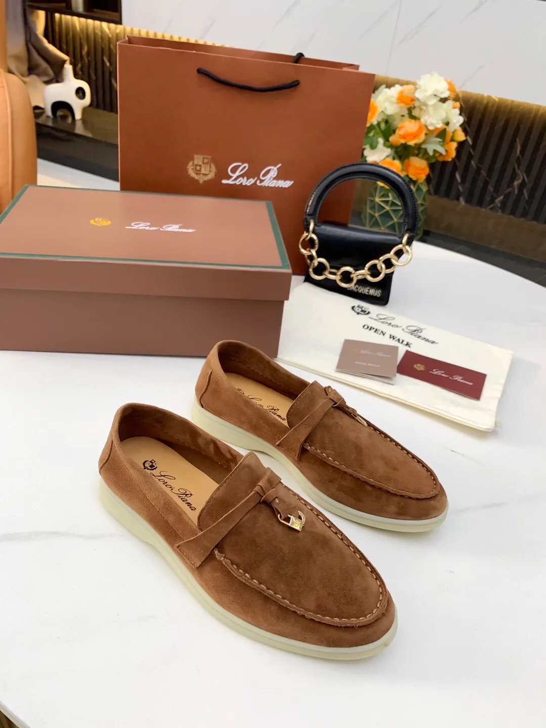 👟👟Ex-factory price 480 👟👟 Loro 👟👟Ex-factory price iana 💯Top genuine grade 💯Buy the original 1:1 copy💯 Founded the existing Loro 👟👟Ex-factory price iana company on April 24, 1924. It is now the sixth generation of family business, providing top quality products to customers who are discerning in taste and quality. Imported original fabrics. Imported Sheep Jing, made of plain calfskin lining. Hand-sewn thread. Original packaging. Size: 35-42 for women, 38-45 for men.